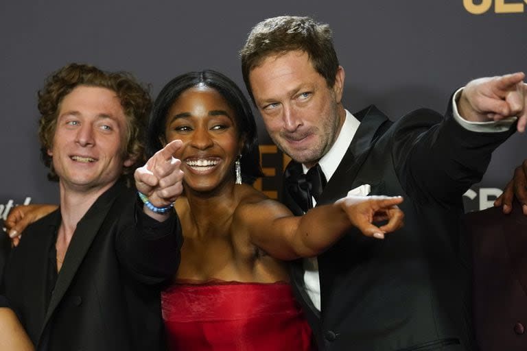 Jeremy Allen White, Ayo Edebiri y Ebon Moss-Bachrach vivieron una noche a pura celebración gracias a los triunfos que obtuvo la serie El Oso