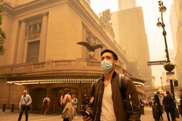 PHOTO: A person wears a face mask as smoke from Canadian wildfires blankets New York, June 7, 2023. (David Dee Delgado/Getty Images)