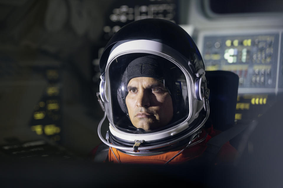 En esta imagen proporcionada por Prime, Michael Peña en una escena de "A Million Miles Away". (Prime vía AP)