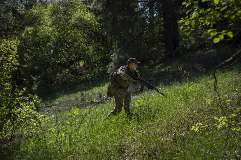 Un soldado ucraniano se entrena en una zona boscosa en el centro de Ucrania, el 1 de mayo de 2023.  (AP foto/Bernat Armangue)