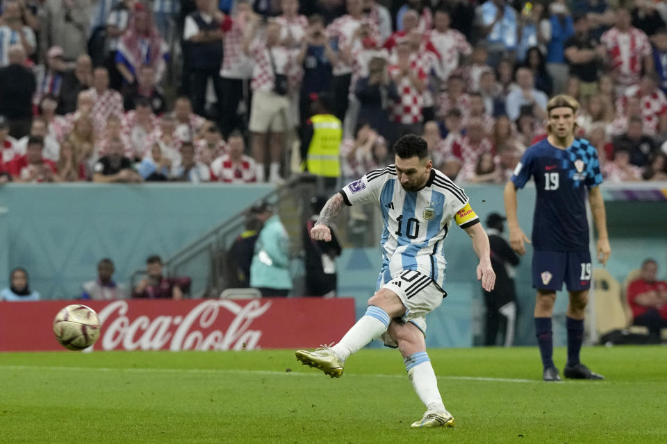 El delantero argentino Lionel Messi convierte un penal para el primer gol ante Croacia en la semifinal de la Copa Mundial, el martes 13 de diciembre de 2022, en Lusail, Qatar. (AP Foto/Frank Augstein)