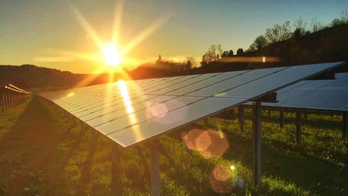 El sol brillando en un panel solar