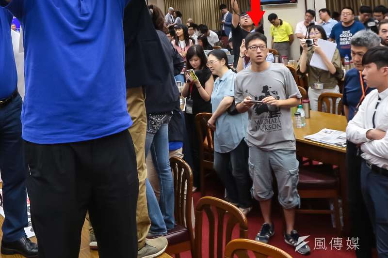 立法院19日審查前瞻基礎建設預算時發生藍綠爭執，爆發「水球大戰」，連來採訪的媒體實習生（中著灰衣者）也拿水球攻擊立委，民進黨團嚴厲譴責。（顏麟宇攝）