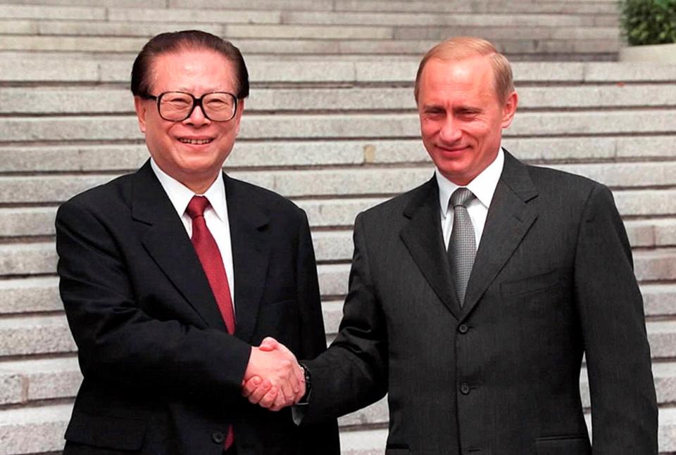 Zemin welcomes Putin to the Great Hall of the People in Beijing, 18 July 2001 (AP)