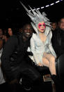 <p>Peaufinant son style singulier et avant-gardiste, Lady Gaga est repérée dans plusieurs événements et festivals grâce à ses concerts baptisés Lady Gaga and the Starlight Revue. En 2007, la musicienne décroche un contrat d’auteur-compositrice chez Konvict, le label d’Akon. Elle crée alors des morceaux pour Fergie, Britney Spears ou encore les Pussycat Dolls. </p>