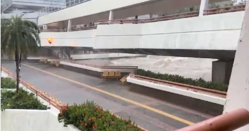 暴雨導致城門河水暴漲，淹過天橋。（圖／擷取自都市日報臉書）