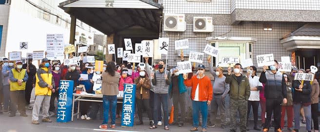 高雄市燕巢安林社區民眾13日抗議鄰近熱處理廠不斷排放廢氣，要求改善空氣品質。（林瑞益攝）