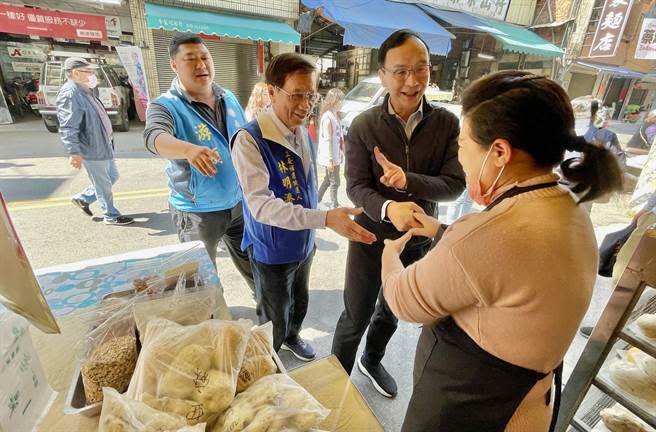 朱立倫輔選南投縣立委補選候選人林明溱，在竹山菜市場拜票。（楊靜茹攝）