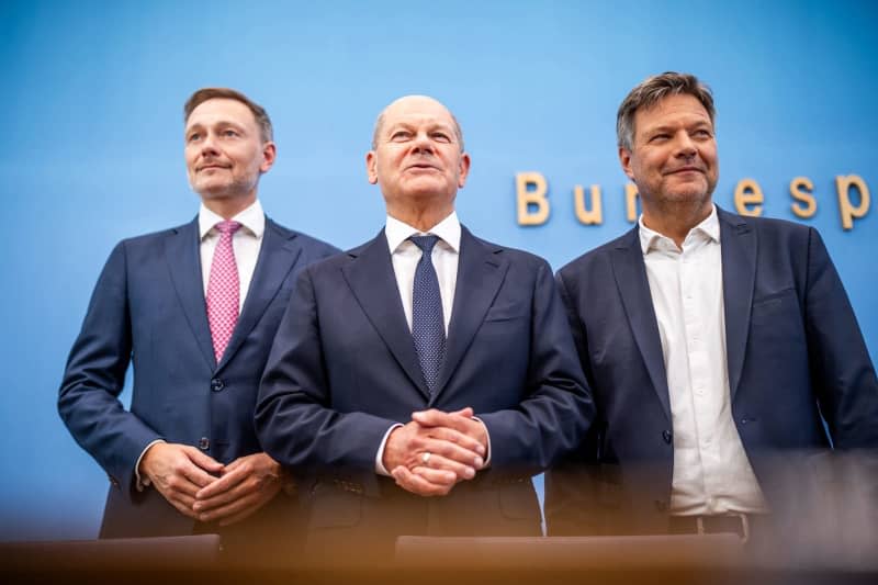 German Chancellor Olaf Scholz (C) Robert Habeck (R), German Minister for Economic Affairs and Climate Protection, and Christian Lindner, German Minister of Finance, take part in a press conference on the 2025 budget. The leaders of Germany's coalition government have agreed to a new compromise on the 2025 budget, a government spokesman said in Berlin on Friday. Michael Kappeler/dpa