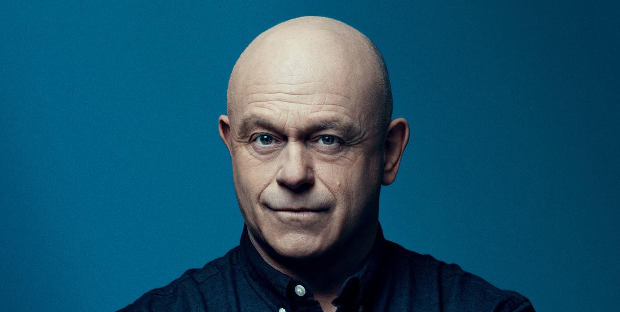 ross kemp in navy shirt and jeans