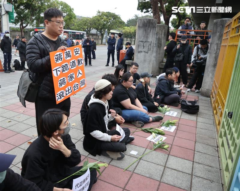 台北市二二八事件77周年紀念追思會抗議民眾。（圖／記者邱榮吉攝影）