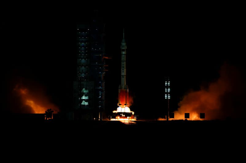 El cohete Long March-2F Y13, que transporta la nave espacial Shenzhou-13 y tres astronautas en la segunda misión tripulada de China para construir su propia estación espacial, se lanza en el Centro de Lanzamiento de Satélites de Jiuquan, cerca de Jiuquan, provincia de Gansu, China