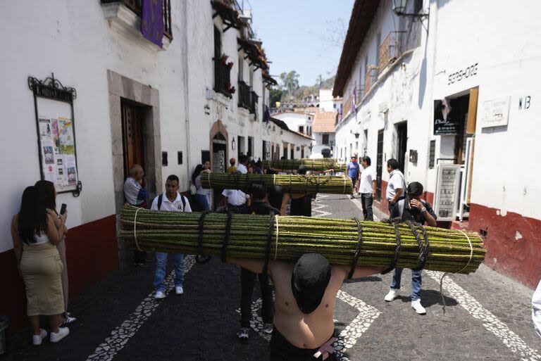 La procesión de Semana Santa en Taxco, al día siguiente de los violentos incidentes por el asesinato de Camila