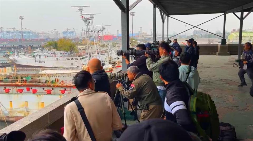 國造潛艦「海鯤號」首完整亮相　邱國正：依進度測試、無預定哪天完工