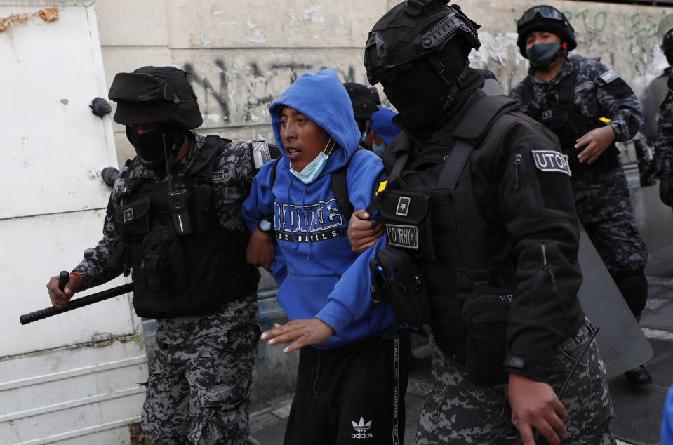 Policía antidisturbios detiene a un simpatizante del Movimiento al Socialismo (MAS) después de enfrentarse con opositores del expresidente Evo Morales afuera de una corte en La Paz, Bolivia, el lunes 5 de octubre de 2020. (AP Foto/Juan Karita)