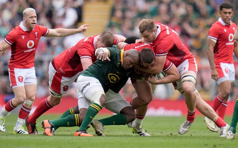 Bongi Mbonambi collides heads with the Welsh player giving up a penalty