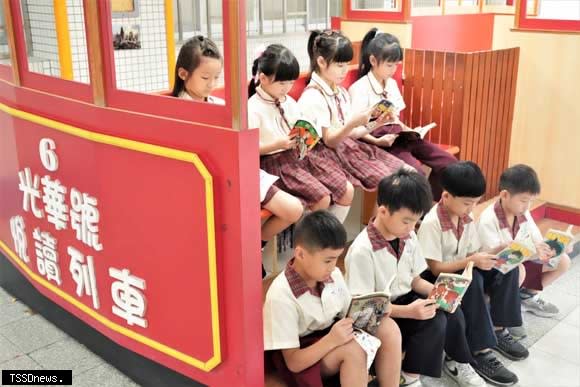 光華國小－設立光華號悅讀列車，充分利用學校空間做為閱讀角落。（新北市教育局提供）