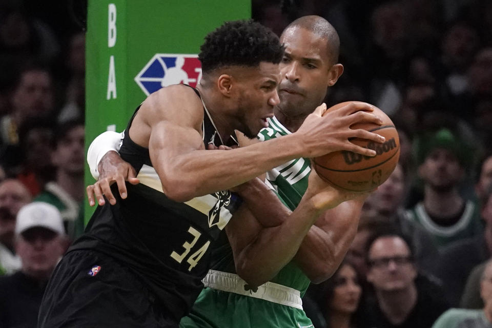 塞爾蒂克Al Horford (右) 及密爾瓦基公鹿 Giannis Antetokounmpo (左) 。 (AP Photo/Charles Krupa)