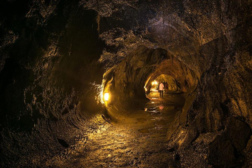 Eine riesige unterirdische Lavaröhre auf der Erde im Volcanoes National Park auf Hawaii ist groß genug, um Dutzende bis Hunderte von Menschen aufzunehmen. - Copyright: George Rose/Getty Images