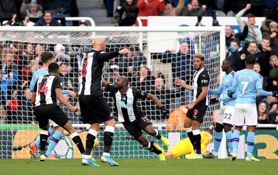 Newcastle United's Jetro Willems (centre) scores his side's first goal of the game