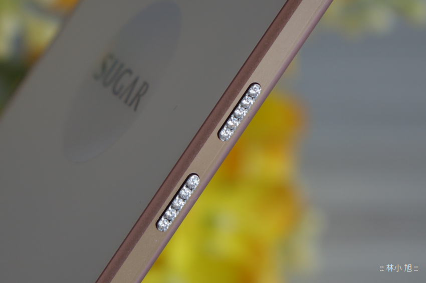 好薄好薄！全世界最薄智慧型手機 SUGAR S 開箱！來自法國的糖果手機竟然還鑲崁 Swarovski 施華洛世奇人工鑽石，太奢華平價七夕機來了！