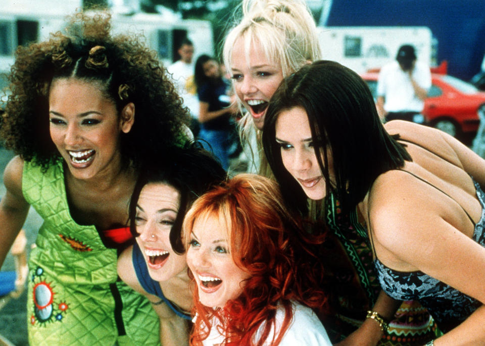 Hand out von einer Filmszenen der Spice Girls, von links, Mel B, Emma, Mel C, und unten von links Victoria und Geri, die am Freitag, 19.Dezember 1997, in Duesseldorf zur Deutschland-Premiere ihres Filmes "Spiceworld - Der Film" erwartet werden. Nach der Vorfuehrung sollen sie sich zur mitternaechlichen Stunde dem Publikum zeigen. (AP-PHOTO/POLYGRAM)