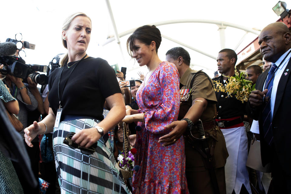 Diese Frau beschützt Meghan. (Bild: AP Images)