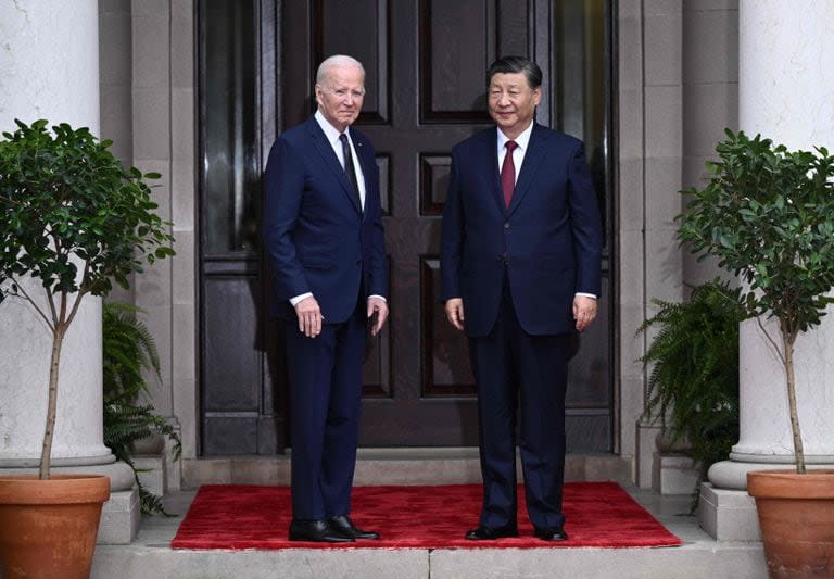 الرئيس الأمريكي جو بايدن يحيي الرئيس الصيني شي جين بينغ خلال أسبوع قادة منظمة التعاون الاقتصادي لآسيا والمحيط الهادئ (أبيك) في 15 نوفمبر 2023 في وودسايد، كاليفورنيا.