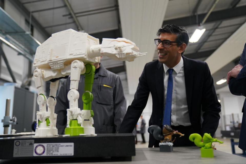 Oxford Mail: el primer ministro Rishi Sunak muestra un modelo impreso en 3D de la figura de Star Wars (Imagen: PA)
