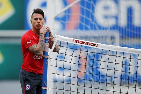 Chile's soccer player Eduardo Vargas participates in a team training session in Santiago, Chile, July 1, 2015. REUTERS/Ivan Alvarado