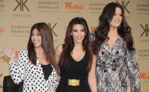 Kims (Mitte) Popularität stieg schnell und die Geschäftsfrau zog ihre Schwestern Kourtney (links) und Khloé gleich mit ins Rampenlicht. Denn auch sie sind Teil von "The Kardashians" und breiten bereitwillig ihr Privatleben vor den Kameras aus. (Bild: Stuart Wilson/Getty Images)