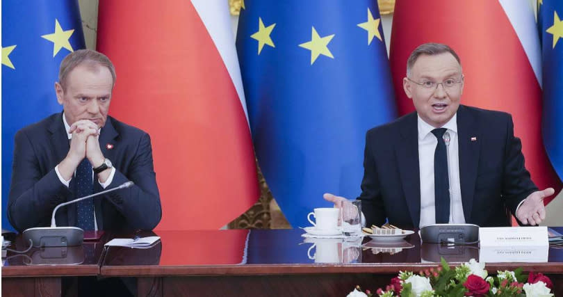 波蘭總理唐納德圖斯克（左）與總統安傑伊杜達2月13日出席內閣委員會時表示，已經有明確證據顯示，上一任政府使用間諜軟體「飛馬」（Pegasus），且受害者名單「非常多」。（圖／達志／美聯社）