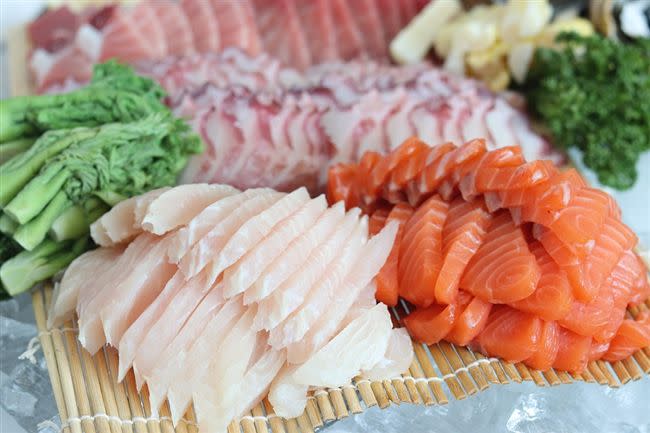 肥美生魚片搭配誘人油花，是許多懂吃老饕的最愛。（示意圖／Pixabay）