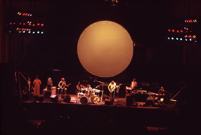 Pink Floyd en escena, en1972, interpretando los temas de El lado oscuro de la luna, álbum fundamental del grupo y de la cultura rock, que cumple 50 años