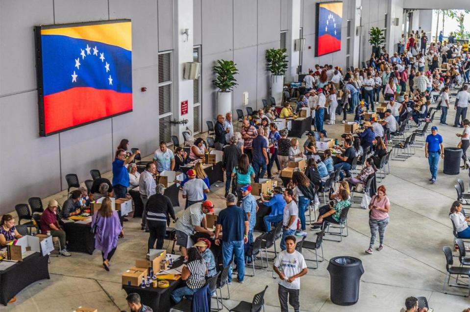 Miles de venezolanos exiliados participaron en las elecciones primarias para elegir al candidato de la oposición para las elecciones presidenciales del próximo año, en el Miami Dade College West Campus en Doral, el domingo 22 de octubre de 2023.