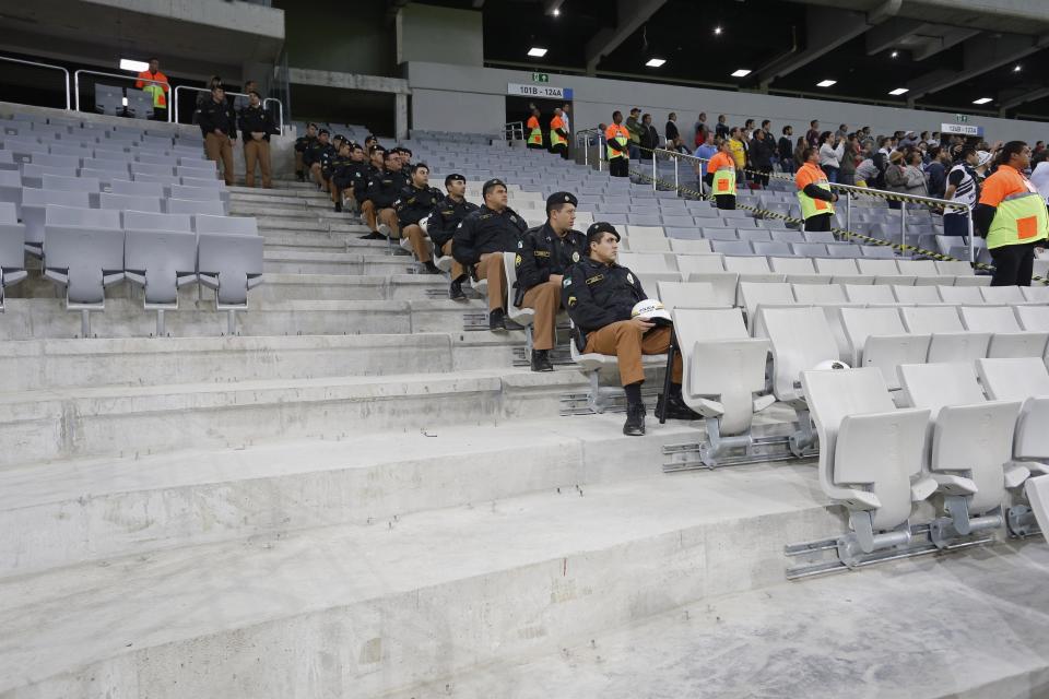 Fans and police watch as Atletico Paranaense and Corinthians play a friendly match to test the Arena da Baixada stadium under construction for the World Cup in Curitiba, May 14, 2014. The Arena da Baixada is considered by FIFA as the stadium with the greatest delays with less than a month to go for the tournament to begin. REUTERS/Rodolfo Buhrer (BRAZIL - Tags: SPORT SOCCER WORLD CUP)