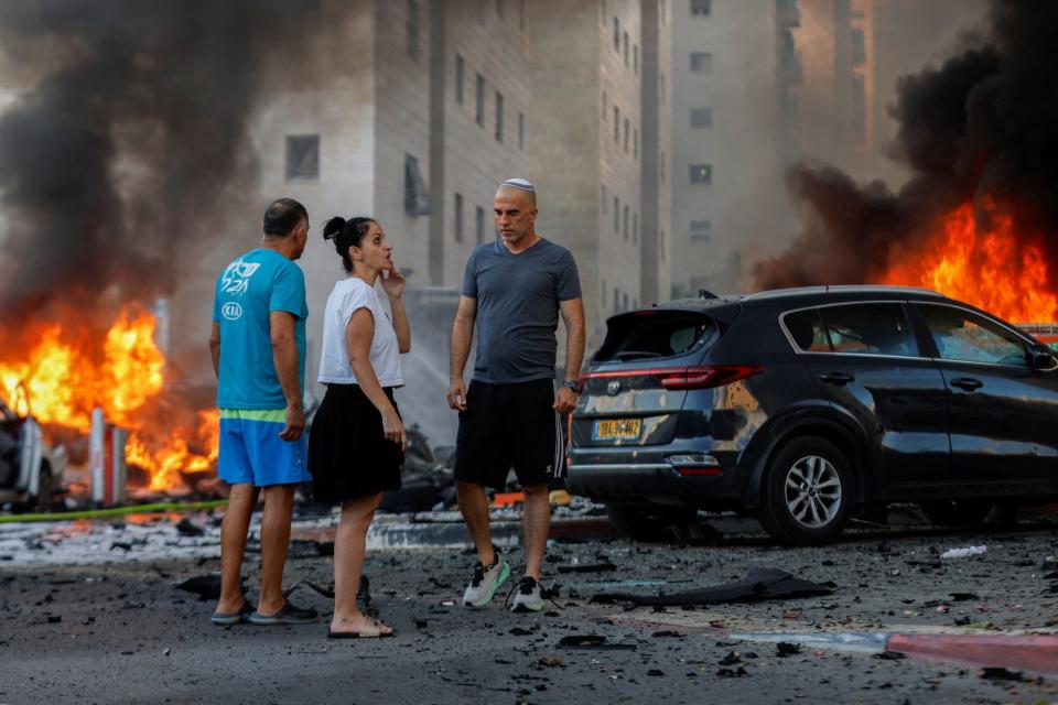Menschen beobachten die Folgen nach dem Raketenabschuss aus dem Gazastreifen in Aschkelon, Israel