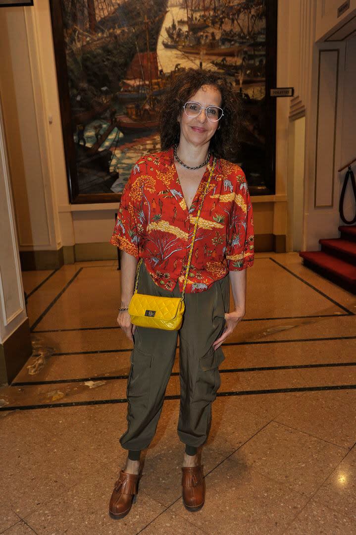 Gabriela Toscano dijo presente. La actriz optó por una camisa con estampa, pantalón cargo verde y zapatos en marrón. Completó el look con una cartera amarilla