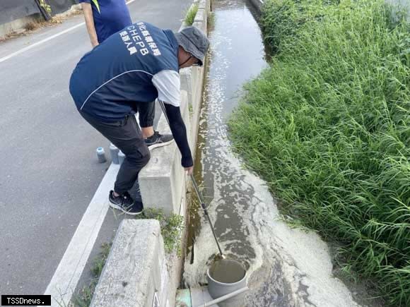 彰化縣政府加強維護環境，呼籲民眾不要利用假日及颱風期間排放廢水。（記者林明佑攝）