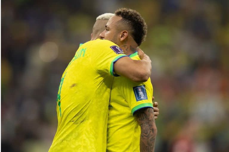 Neymar recibe el abrazo de Richarlison, en el debut de Brasil en el Mundial, donde salió lesionado