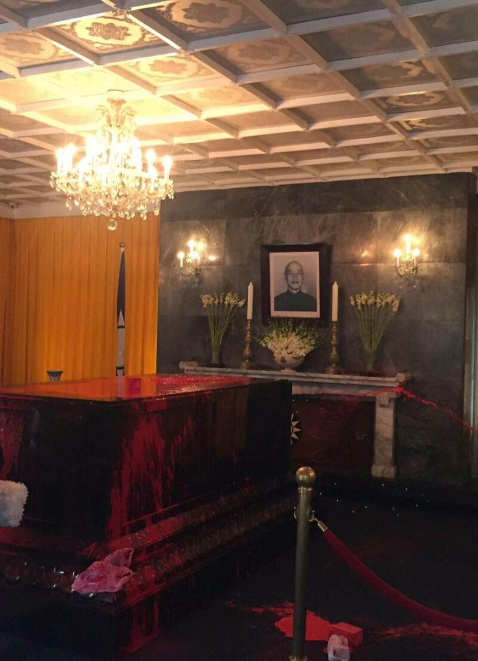 桃園市大溪區慈湖陵寢的前總統蔣中正靈柩2月28日上午遭潑灑紅漆。（中央社資料照／民眾提供）