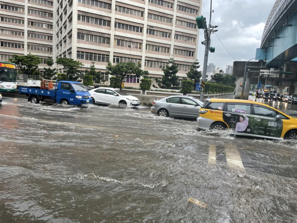 龜山區中午因強降雨，雨水宣洩不及，包括文明路與文德二路口、A8站機場捷運站前復興一路與文化一路口都出現淹水現象。   圖：龜山分局/提供