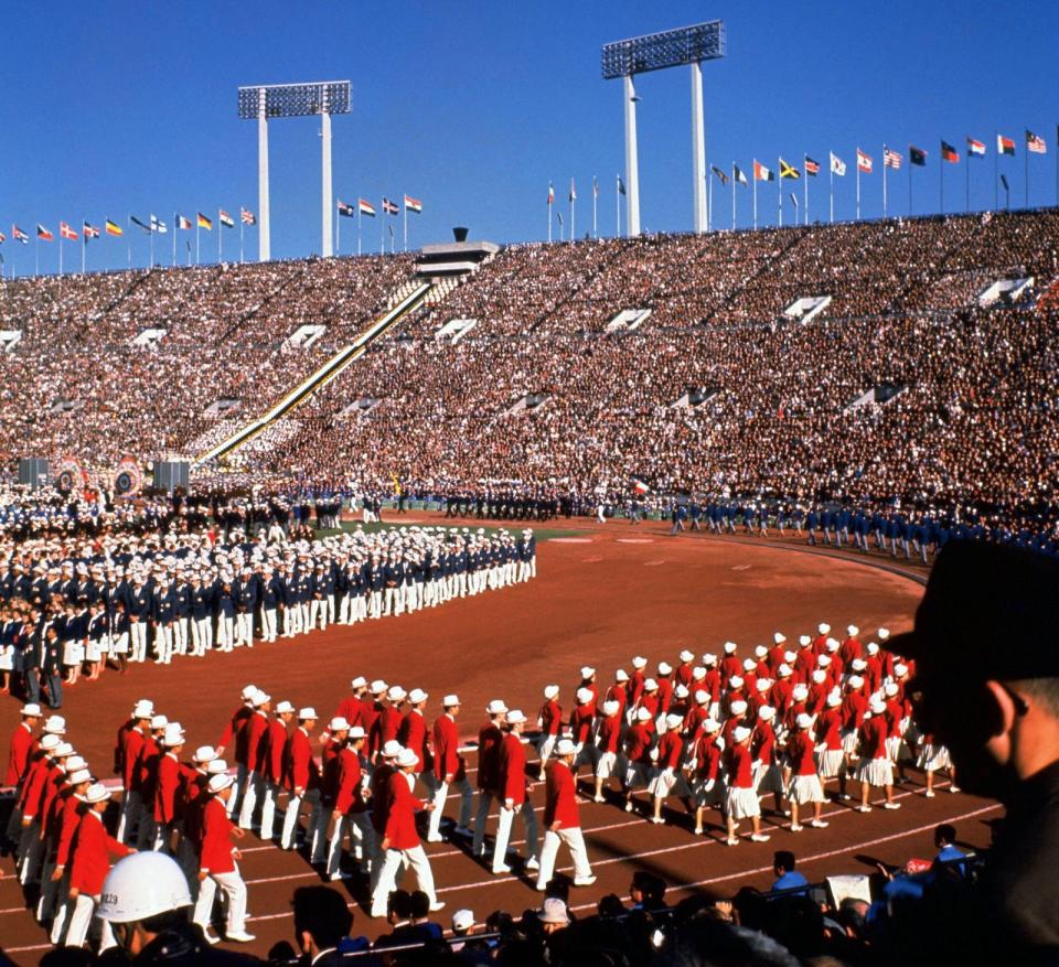 La délégation du Japon, pays organisateur, lors de la cérémonie d’ouverture des Jeux olympiques de 1964 (STR/AFP via Getty Images)
