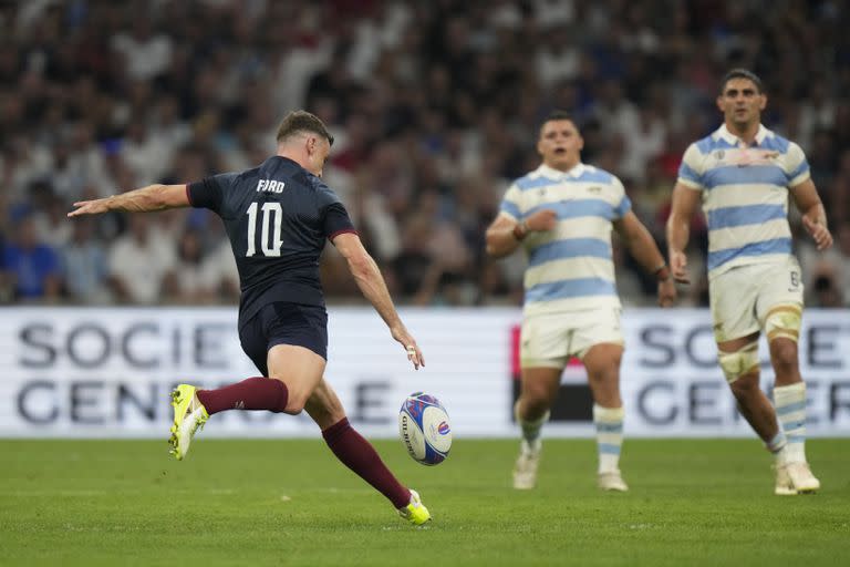 George Ford, apertura inglés, se apresta a patear uno de los tres drops que convirtió en el partido ante los Pumas