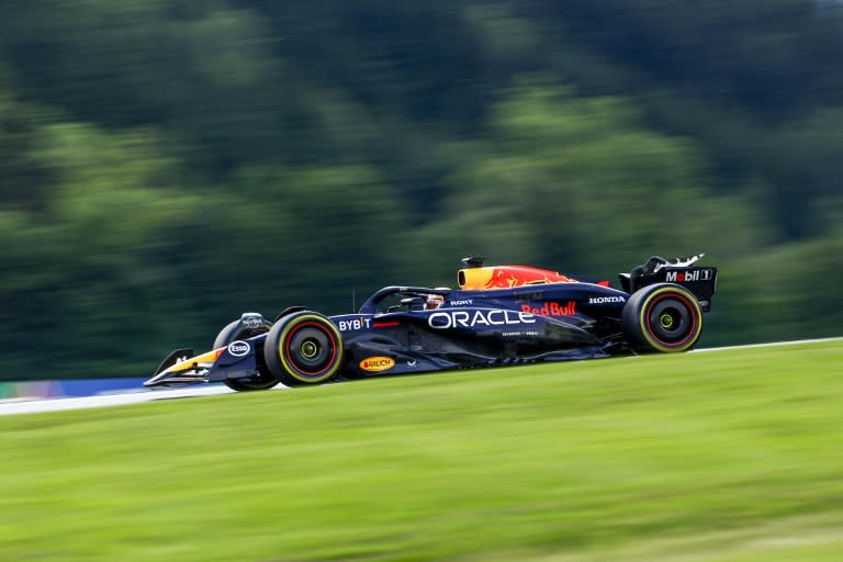 Le Néerlandais Max Verstappen (Red Bull) réalise le meilleur temps des qualifications pour la course sprint du Grand Prix d'Autriche de F1, le 28 juin 2024 sur le Red Bull Ring (ERWIN SCHERIAU)