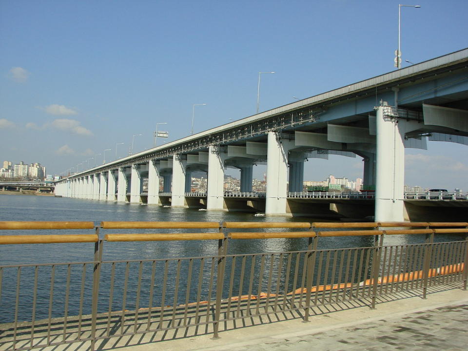 圖／盤浦大橋為韓國第一座採上/下兩層結構的橋梁，下層為潛水橋，僅在枯水季節通車。