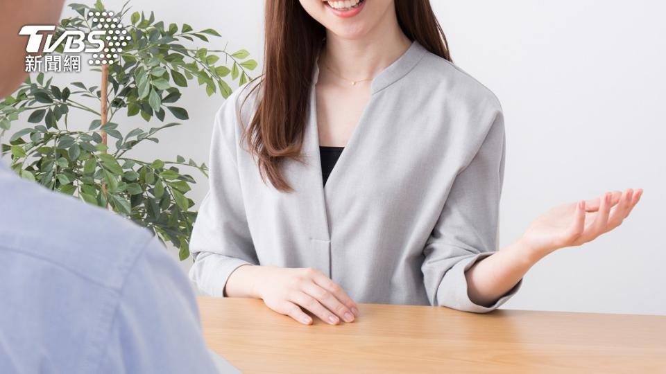 一名女性社會新鮮人日前應徵時獲得公司通知面試。（示意圖／shutterstock 達志影像）