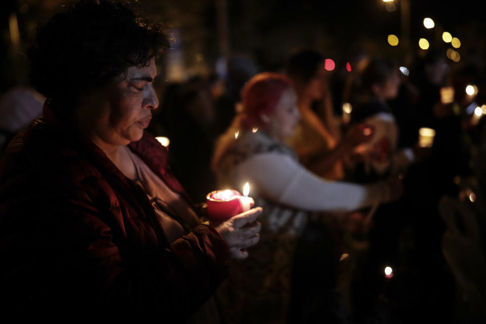 Familiares y amigos cercanos participan en una vigila en honor de los soldados que murieron en un ataque reciente, el viernes 31 de marzo de 2023, en una base militar de Bogotá, Colombia. El ataque del 29 de marzo estaba dirigido contra la unidad de seguridad que protege el oleoducto del norte en El Carmen, en el departamento de Norte de Santander, cerca de la frontera venezolana. (AP Foto/Iván Valencia)