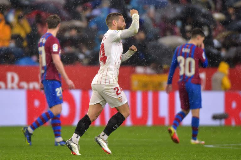 Papu Gomez celebra un gol para Sevilla ante Barcelona, en diciembre de 2021