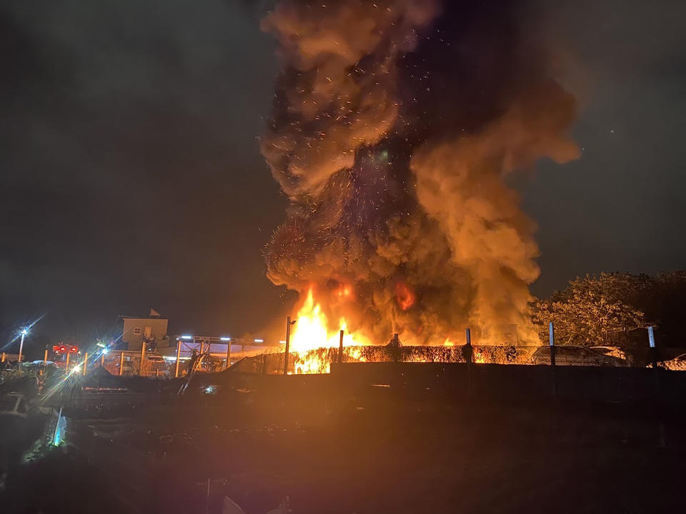 台北市士林區延平北路7段一處汽車廢棄場17日晚間驚傳火警，場內停放汽車突然起火，隨即火勢蔓延燃燒鄰近10多輛汽車，警消獲報立即派員到場馳援，詳細起火原因仍待調查釐清。（翻攝照片）